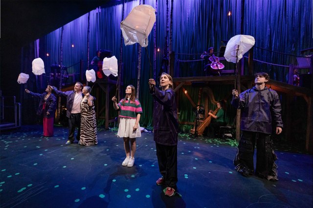 Un groupe d'acteurs sur scène avec des lanternes en papier