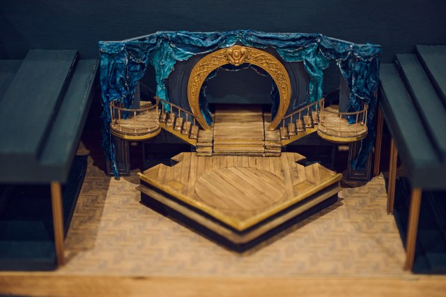 Boîte modèle de la scène des répétitions pour les diamants et la poussière, crédit Chris Davis Studio