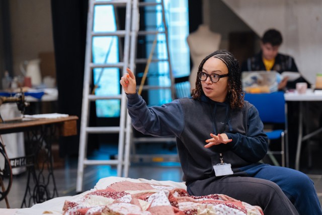 Lynette Linton en répétitions pour les vêtements intimes Donmar Warehouse Photo par Helen Murray