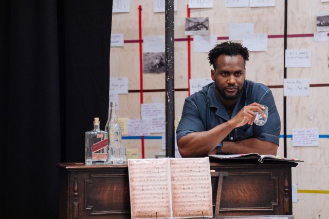 Kadiff Kirwan en répétitions pour les vêtements intimes Donmar Warehouse Photo par Helen Murray