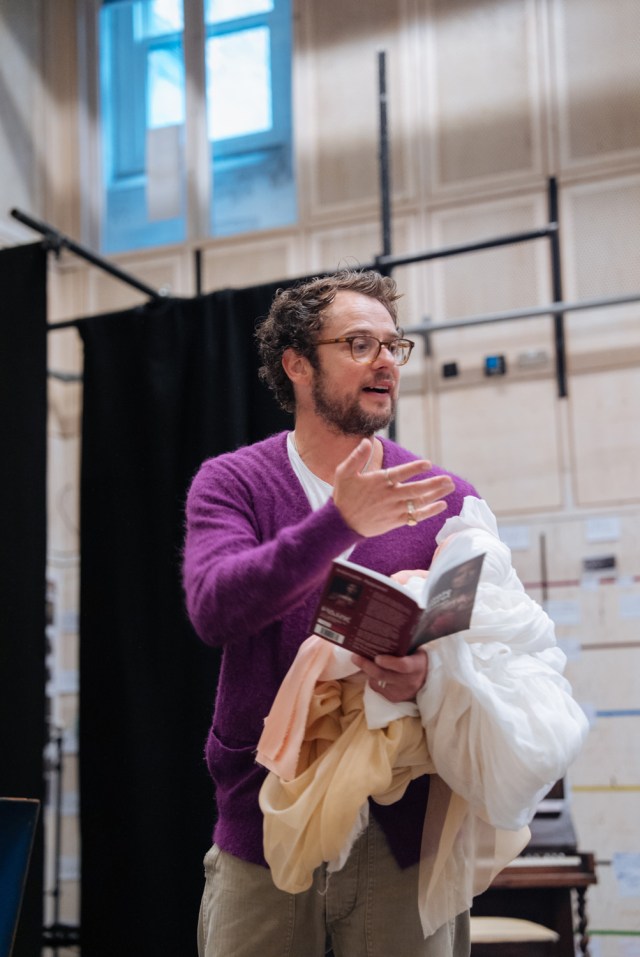 Alex Waldmann en répétitions pour les vêtements intimes Donmar Warehouse Photo par Helen Murray