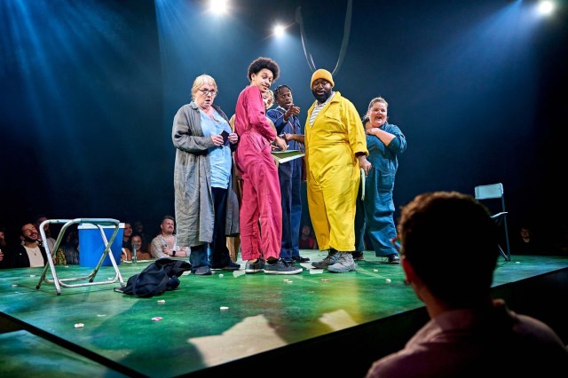 Felicity Montagu, Emmanuel Akwafo, Dominic Semwanga, Hilson Agbangbe, Molly Hewitt Richards, Jem Rose dans un rêve de la nuit de l'été au pont (crédit Manuel Harlan)