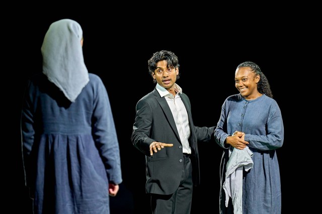 Divish Subaskaran, Nina Cassells, Lily Simpkiss dans un rêve de la nuit d'été au pont (crédit Manuel Harlan)