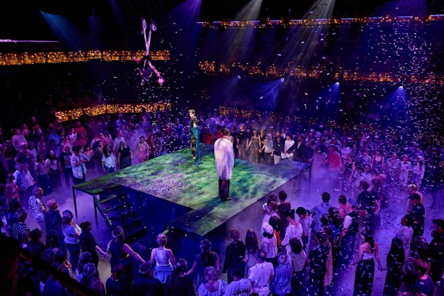 Susannah Fielding, JJ Feild, David Moorst dans une soirée d'été sur le pont (crédit Manuel Harlan)