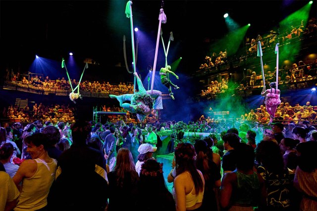 Une poignée d'acteurs suspendus par des rubans au-dessus des têtes du public