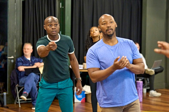 Eddie Elliott et Wela Mbusi en répétitions pour Noughts & Crosses (c) Manuel Harlan (89)