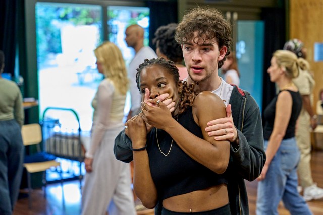 Corinna Brown, Noah Valentine et accéléré en répétitions pour Noughts & Crosses (C) Manuel Harlan (30)