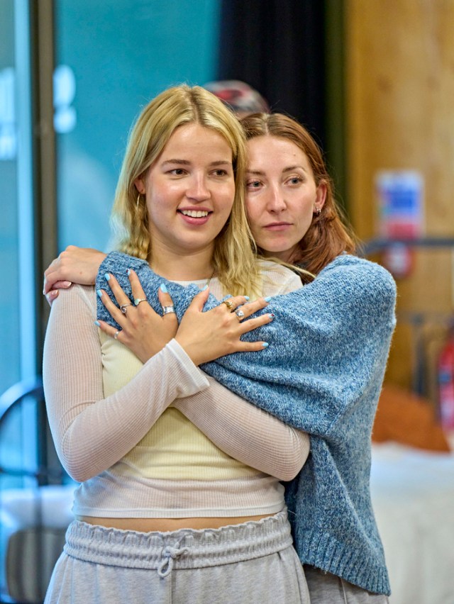 Elle Davies et Chanel Waddock en répétitions pour Noughts & Crosses (c) Manuel Harlan (119)