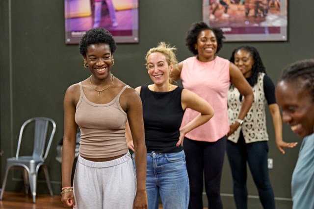 Halle Brown et accéder en répétitions pour Noughts & Crosses (C) Manuel Harlan