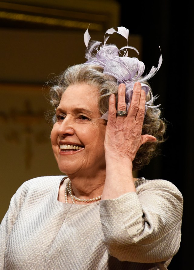 Anne Reid comme la reine