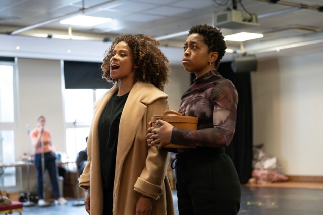 LR Fleur East, Chrissie Bhima en répétitions pour la comédie musicale de Tina Turner, Credit Matt Crockett