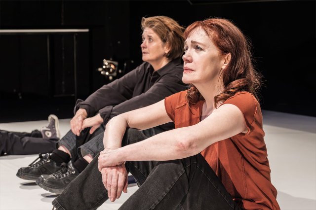 Deux actrices assises côte à côte sur scène