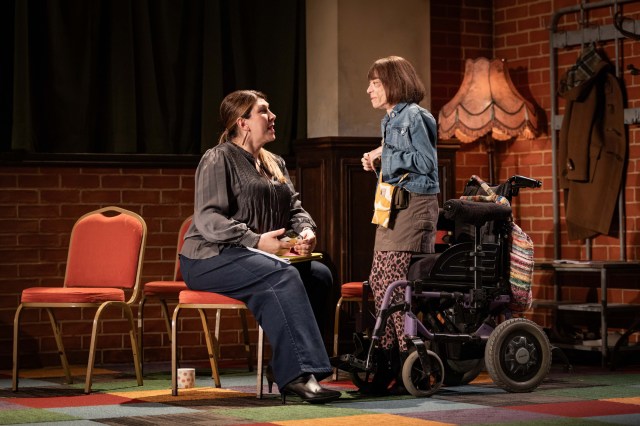 (LR) Mariah Louca et Liz Carr au ministère des Affaires lesbiennes au Kiln Theatre (C) Mark Senior