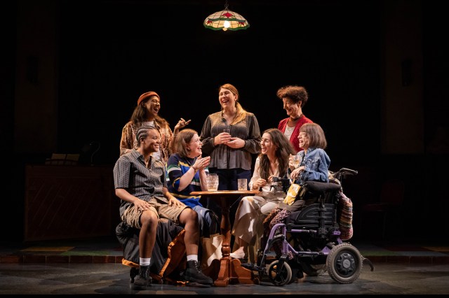 Compagnie du ministère des Affaires lesbiennes du Kiln Theatre (C) Mark Senior (1)