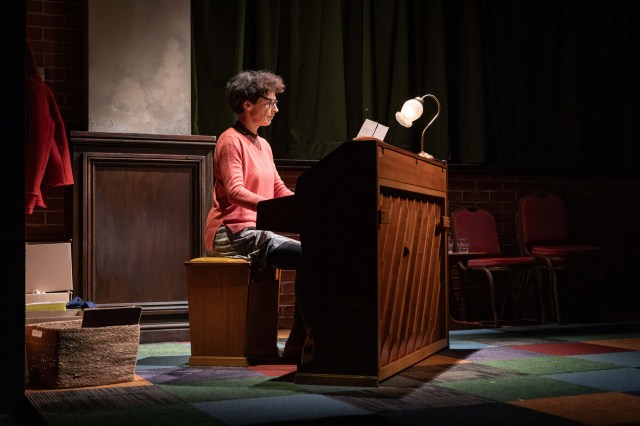 Shuna Snow dans le ministère des Affaires lesbiennes du Kiln Theatre (C) Mark Senior