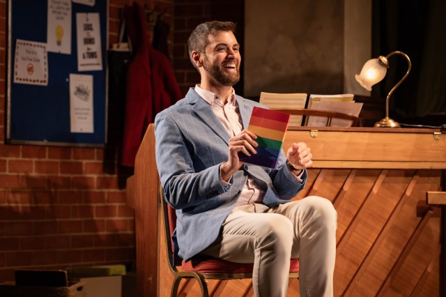 Zak Ghazi Torbati dans le ministère des Affaires lesbiennes du Kiln Theatre (C) Mark Senior