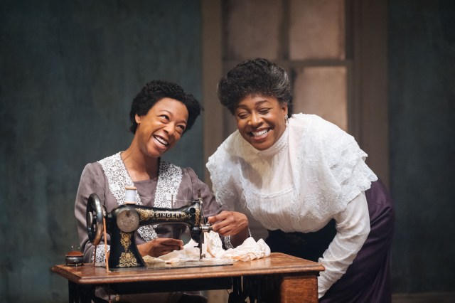 Samira Wiley et Nicola Hughes dans Intimate Apparel Donmar Warehouse Photo par Helen Murray