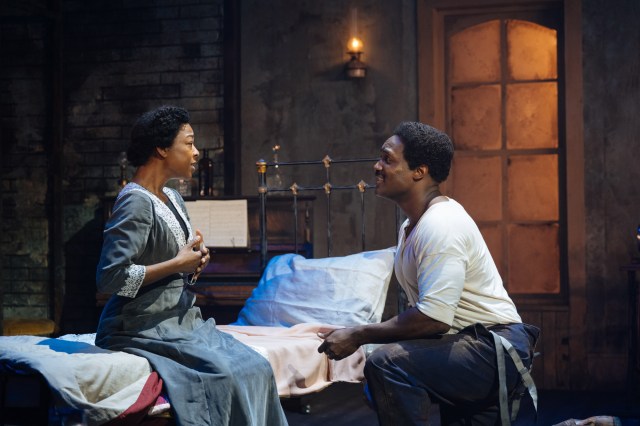 Samira Wiley et Kadiff Kirwan dans Intimate Apparel Donmar Warehouse Photo par Helen Murray