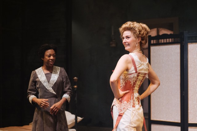 Samira Wiley et Claudia Jolly dans Intimate Apparel Donmar Warehouse Photo par Helen Murray