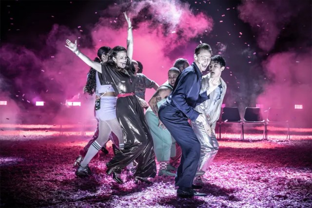 Hayley Atwell et Tom Hiddleston dans Much Ado à propos de rien