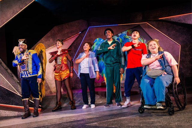 Un groupe d'acteurs s'est rassemblé sur scène.