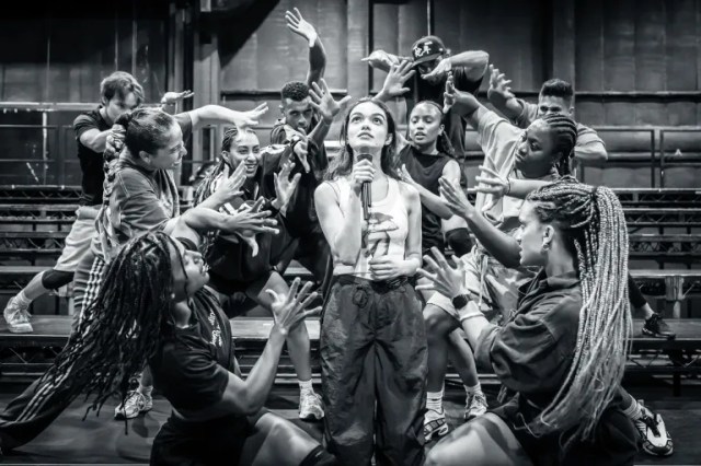 Rachel Zegler et la distribution d'Evita en répétitions
