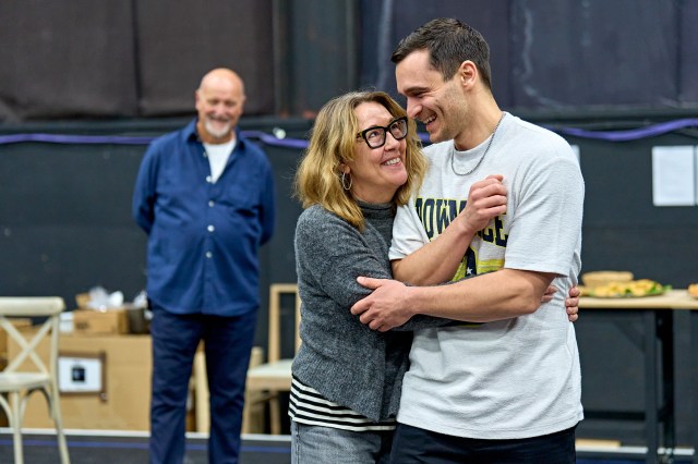 Philip Whitchurch, Dorothy Atkinson et Julian Kostov en répétitions pour «Till the Stars Down». Crédit Manuel Harlan