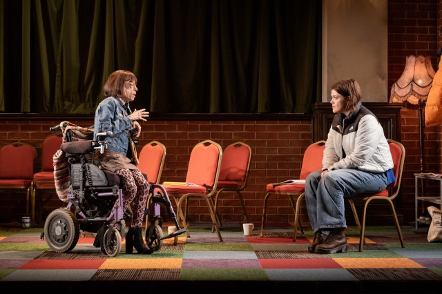 (LR) Liz Carr et Georgie Henley dans le ministère des Affaires lesbiennes au Kiln Theatre (C) Mark Senior