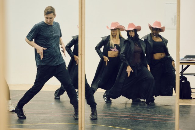 Ltor Matt Nicholson (chorégraphe), Sienna Walker, Isabelle Bosher & Zinzile Tshuma en répétitions pour les diamants et la poussière, le crédit Chris Davis Studio