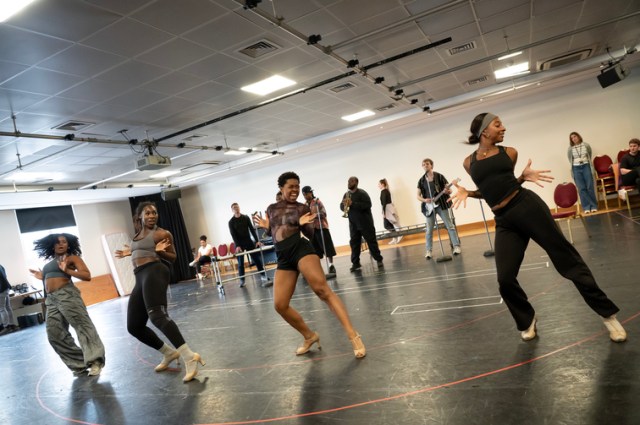 LR Equiana Givans, Marion Fagbemi, Chrissie Bhima, Vanessa Dumatey en répétitions pour Tina the Tina Turner Musical, Credit Matt Crockett