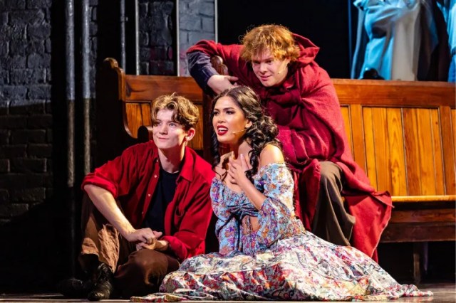 Oliver Hewing comme Quasimodo, Christine Allado comme Emseralda et Ben Joyce comme Quasimodo dans le bossu de Notre Dame en concert