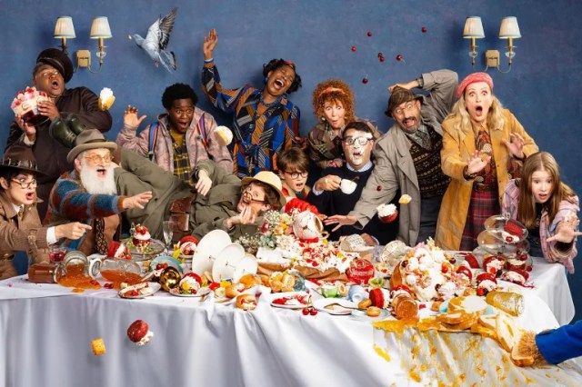 Le casting de Paddington la comédie musicale dans un thé très désordonné!