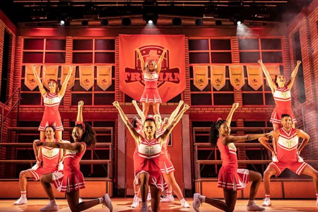 Apportez-le sur la production de Londres - Les pom-pom girls en costumes rouges forment des pyramides