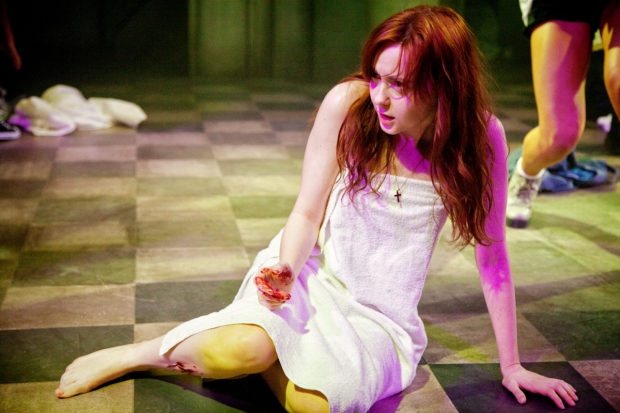 Evelyn Hoskins comme Carrie