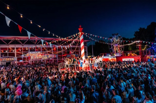 Under Nightfall, une foule se rassemble dans un champ de foire