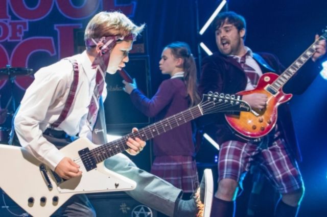 Un élève et un enseignant se rockent à la guitare