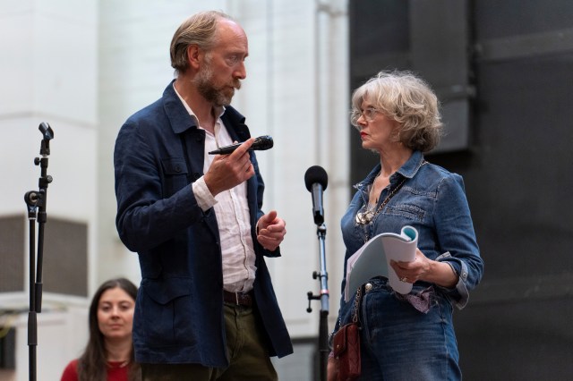 Ryan Ellsworth (fantôme) et Siobhan Redmond (premier joueur) en répétitions pour Hamlet au National Theatre. (c) Sam Taylor 110