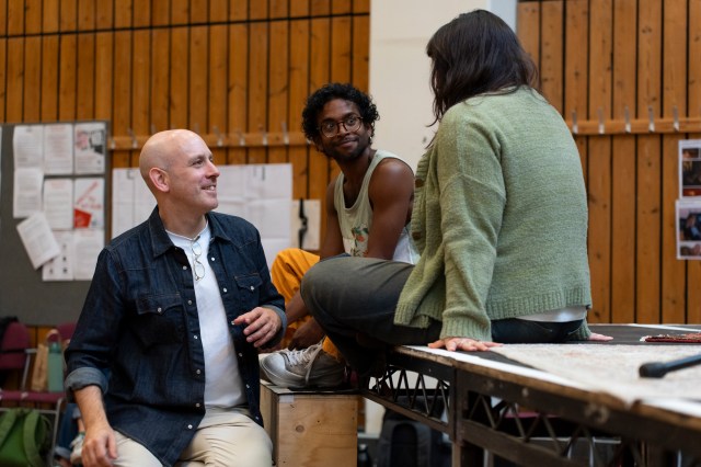 Robert Hastie (réalisateur) et Hiran Abeysekera (Hamlet) en répétitions pour Hamlet au National Theatre. (c) Sam Taylor 73