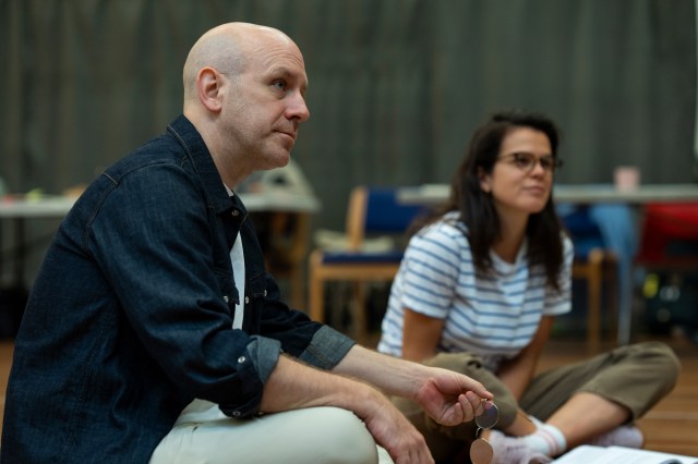 Rob Hastie (réalisateur) et Georgie Staight (directeur associé) en répétitions pour Hamlet au National Theatre. (c) Sam Taylor Alt1