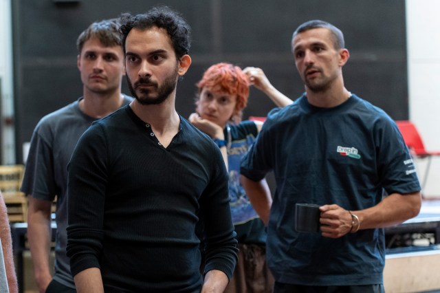 Joe Bolland (Guildenstern), Hari Mackinnon (Rosencrantz), Mary Higgins (OSRIC) et Seb Slade (Francisco) en répétitions pour Hamlet au National Theatre. (c) Sam Taylor 52
