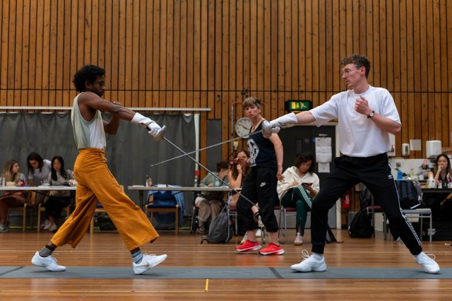 Hiran Abeysekera (Hamlet), Kate Waters (directeur de combat) et Tom Glenister (Laertes) en répétitions pour Hamlet au National Theatre. (c) Sam Taylor 02
