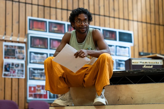 Hiran Abeysekera (Hamlet) en répétitions pour Hamlet au National Theatre. (c) Sam Taylor 39