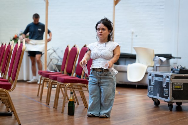 Francesca Mills (Ophelia) en répétitions pour Hamlet au National Theatre. (c) Sam Taylor 84