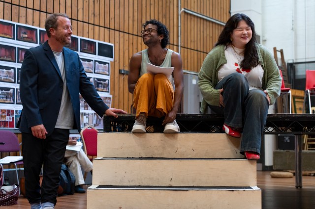 Geoffrey Streatfeild (Polonius), Hiran Abeysekera (Hamlet) et Tessa Wong (Horatio) en répétitions pour Hamlet au National Theatre. (c) Sam Taylor 71