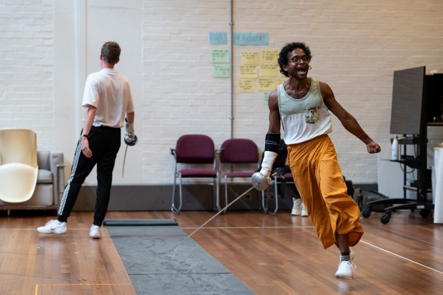 Hiran Abeysekera (Hamlet) en répétitions pour Hamlet au National Theatre. (c) Sam Taylor 15