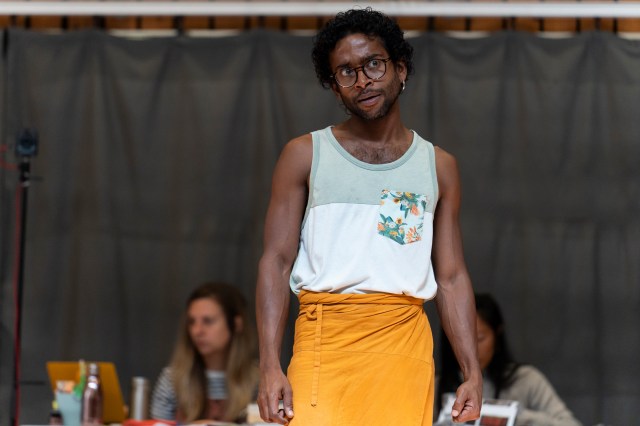 Hiran Abeysekera (Hamlet) en répétitions pour Hamlet au National Theatre. (c) Sam Taylor 010