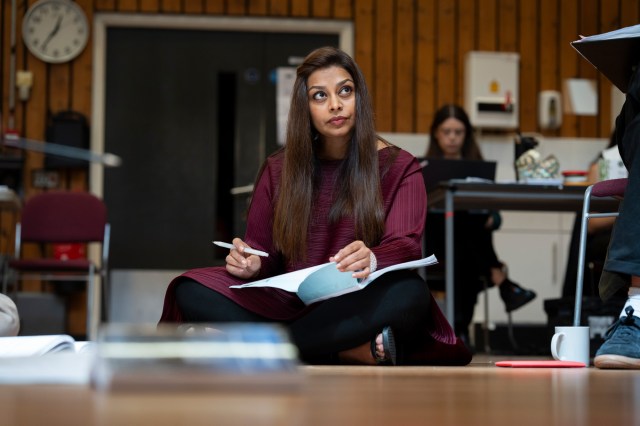 Ayesha Dharker (Gertrude) en répétitions pour Hamlet au National Theatre. (c) Sam Taylor 19