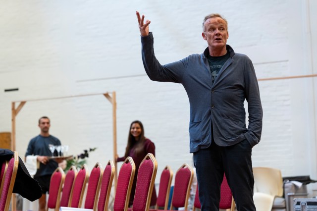 Alistair Petrie (Claudius) en répétitions pour Hamlet au National Theatre. (c) Sam Taylor 75