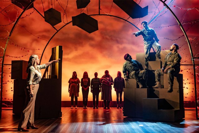 Caroline Sheen, Ashleigh Gray, Syndey Isitt-Ager, Emma Crossley, Jessica Daley, Rachael Wooding, Billy Roberts, Joe Kelly et Adrian Hansel dans les épouses militaires la comédie musicale