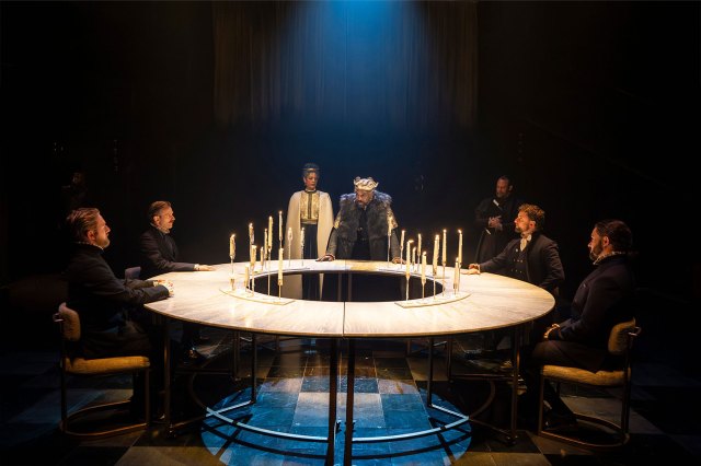 Sara Powell, Ariyon Bakare et la distribution de Hamlet